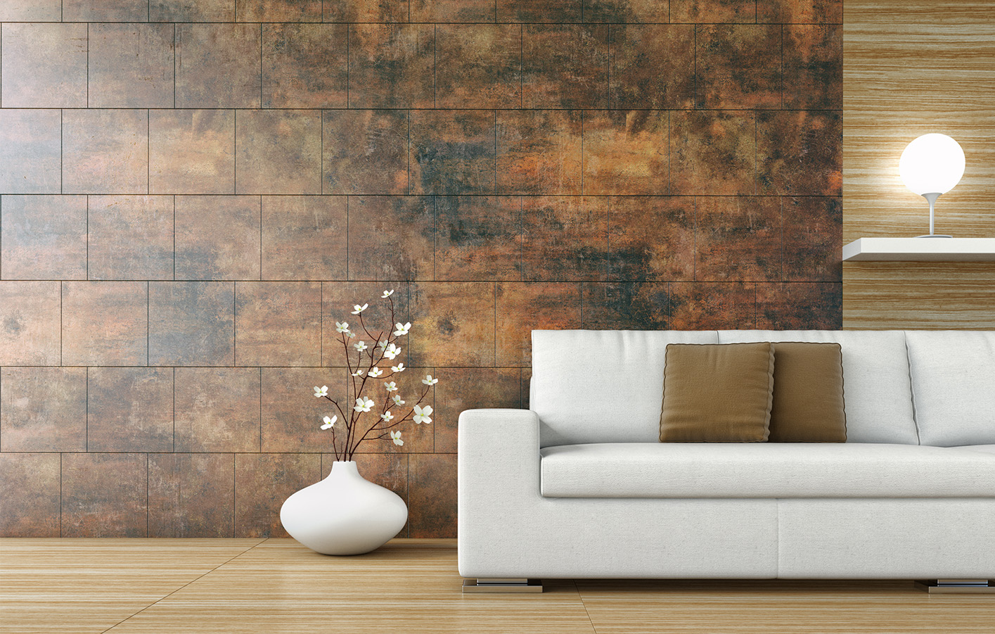 Geflieste Wohnzimmerwand mit Dekoroptik Wohnzimmerwand mit stilvollen, dekorativen Fliesen in warmen Erdtönen, kombiniert mit einem Sofa und einer modernen Vase.