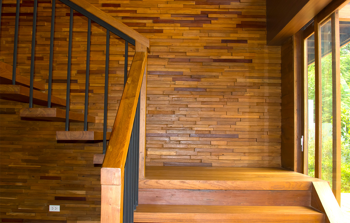 Wandpaneele an moderner Holztreppe Eine moderne Holztreppe mit eleganten Wandpaneelen aus Holz, die den Bereich harmonisch und stilvoll gestalten.